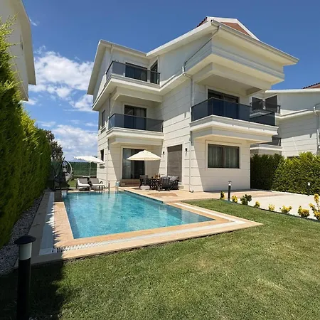 Vilă Serenitygardenholiday 8 *