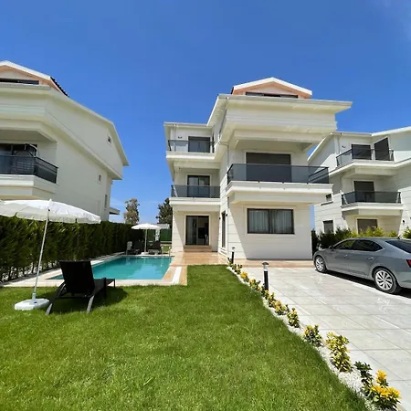 빌라 Serenitygardenholiday 8 베렉